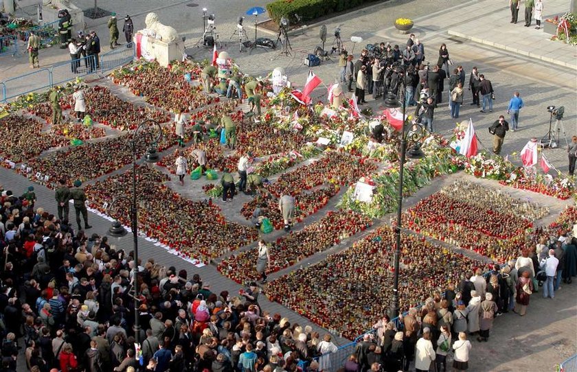 żałoba, katastrofa, śmierć prezydenta, Lech Kaczyński, znicze, pałac prezydencki