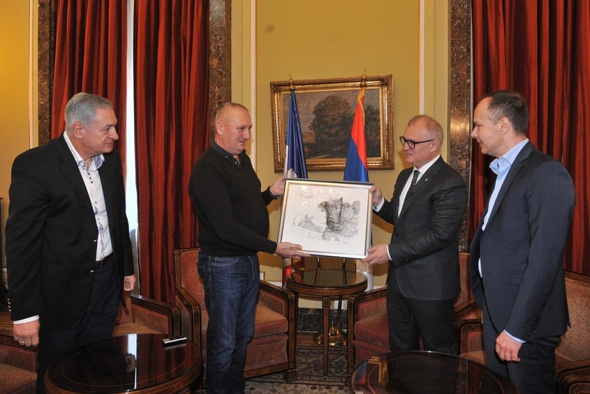 Goran Vesić darivao Boru Rujevića