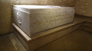 Nowy sarkofag Kaczyńskich już na Wawelu
