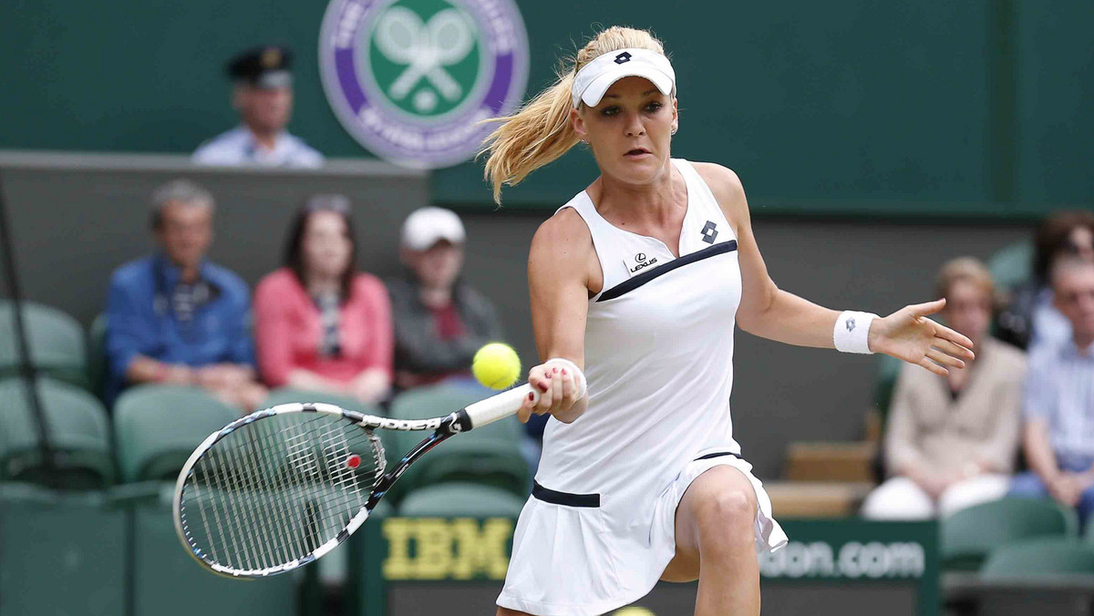 Rozstawiona z numerem czwartym Agnieszka Radwańska awansowała do trzeciej rundy wielkoszlemowego turnieju na trawiastych kortach Wimbledonu. W czwartek Polka pokonała Francuzkę Mathilde Johansson 6:1, 6:3 i w walce o najlepszą szesnastkę zagra z Amerykanką Madison Keys (fot. PAP/EPA).