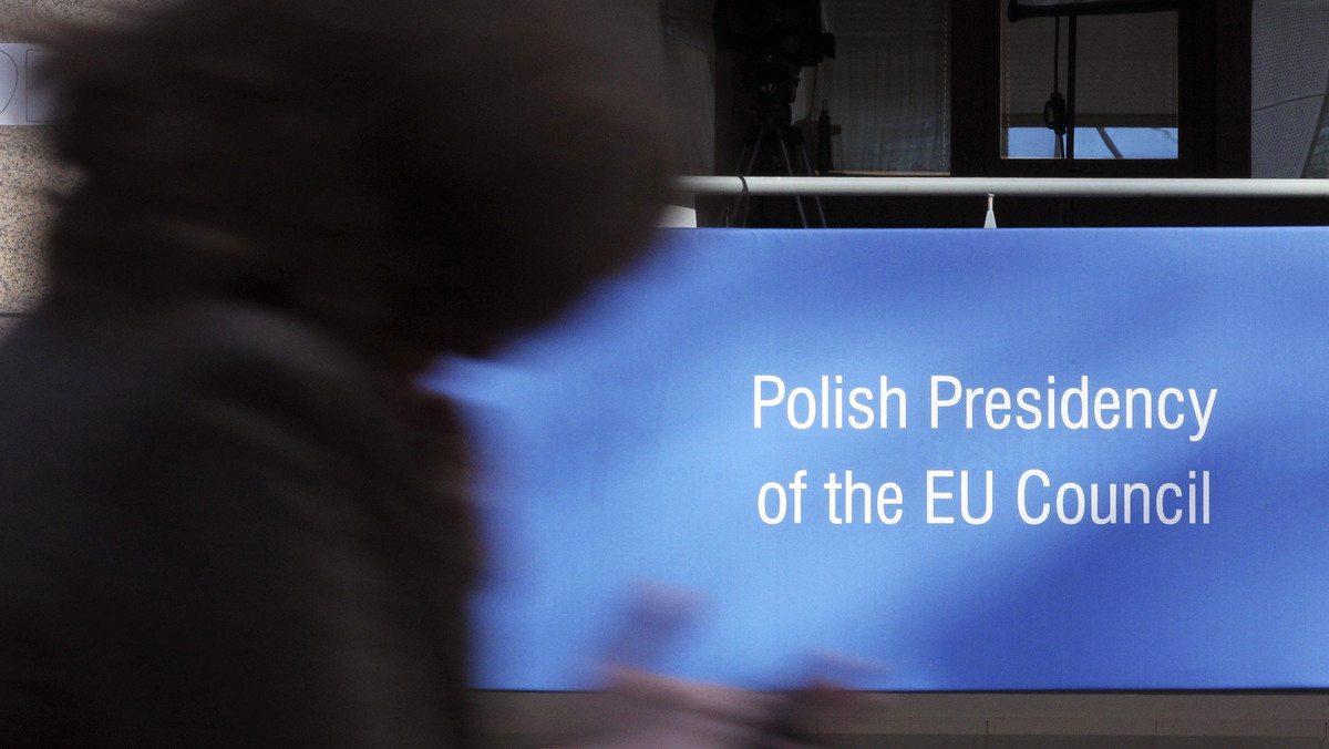 Na zakończenie polskiej prezydencji w Europahuset (Domu Europejskim) w Sztokholmie otwarto dzisiaj wystawę zdjęć wykonanych z paralotni przez polskiego fotografika Kacpra Kowalskiego zatytułowaną "Po drugiej stronie Bałtyku - wzorki polskie".