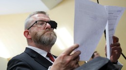 grzegorz braun przed sądem. prawnik zwrócił uwagę na paradoks. "jak bida, to do żyda"