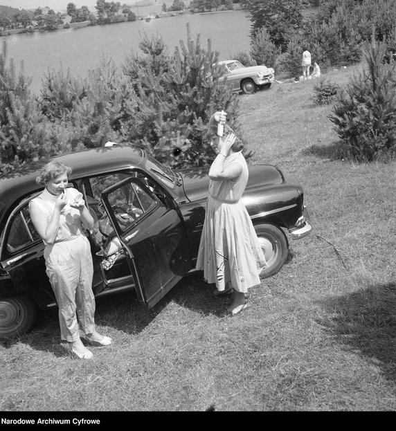 Wypoczynek na Mazurach - rok 1958 - zdjęcie pochodzi z archiwów Narodowego Archiwum Cyfrowego