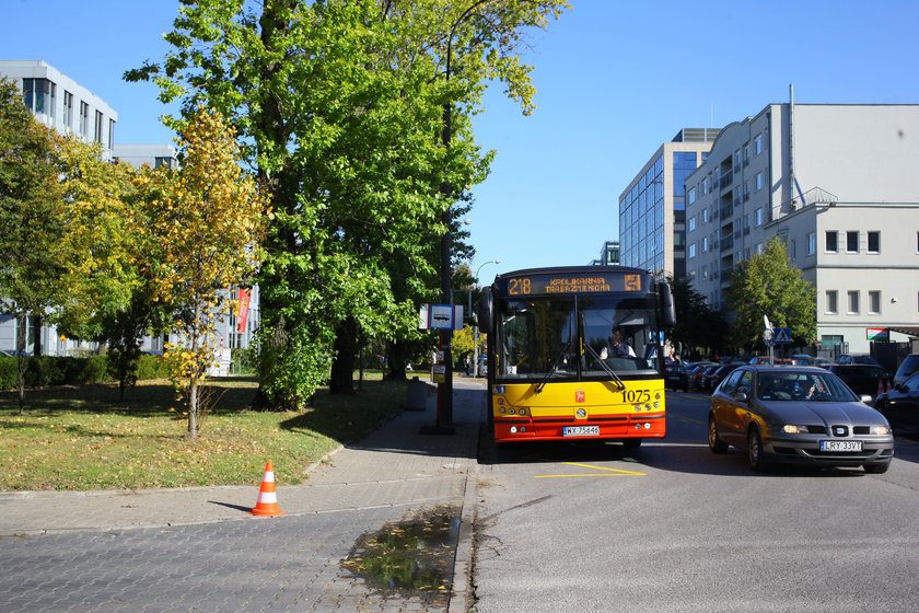 218 jedzie przez Służewiec