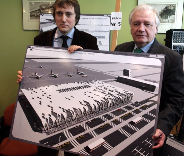 Kielce-Obice<br>
<br>
Planowe otwarcie: brak informacji<br>
<br>
Lotnisko pod Kielcami boryka się z uchyloną przez Generalną Dyrekcję Ochrony Środowiska decyzją środowiskową. Spółka mająca budować port lotniczy póki co odwołuje się od decyzji i zleca nowe badania środowiskowe. Plany dla Obic zakładają lotnisko międzynarodowe, obsługujące rocznie 0,5 mln pasażerów w fazie początkowej i 4,5 mln w fazie ostatecznej. Port nie będzie miał szansy na otrzymanie dofinansowania z UE, ponieważ w nowej perspektywie budżetowej takie wsparcie mogą otrzymać tylko lotniska, w których przeprowadzana jest rozbudowa, a nie powstające od zera.<br>
Na zdjęciu Jacek Syropolski i Ryszard Zaremba prezentują zwycięski projekt lotniska Kielce-Obice. PAP/Piotr Polak