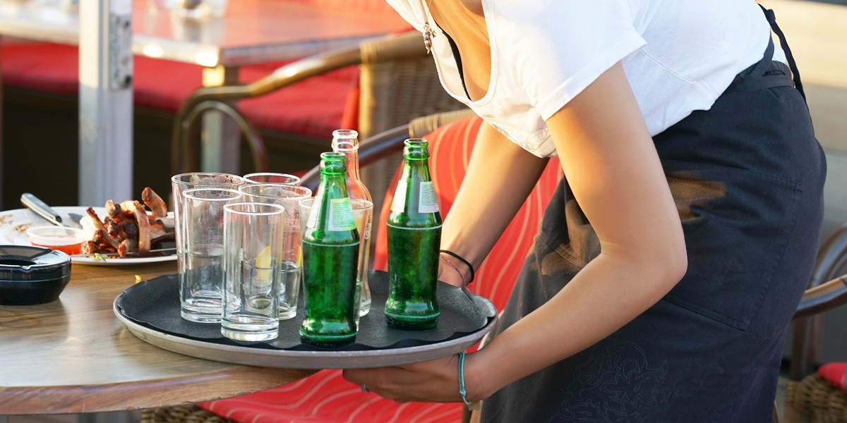 Radny osiedlowy z Poznania miał brutalnie zaatakować kelnerkę w restauracji.