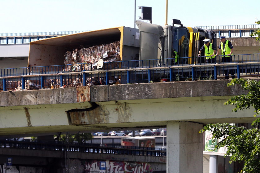 Szczecin: Ciężarówka przewróciła się na Trasie Zamkowej