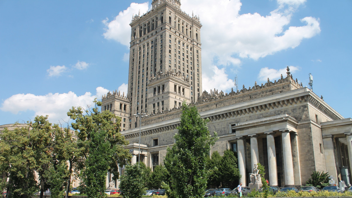 Komisja weryfikacyjna ds. reprywatyzacji otrzymała wnioski o ponowne rozpatrzenie sprawy słynnej działki Chmielna 70 - poinformowano dziś na stronie komisji. Wnioski złożyli beneficjenci uchylonej w lipcu przez komisję decyzji zwrotowej prezydent stolicy dotyczącej tej działki.