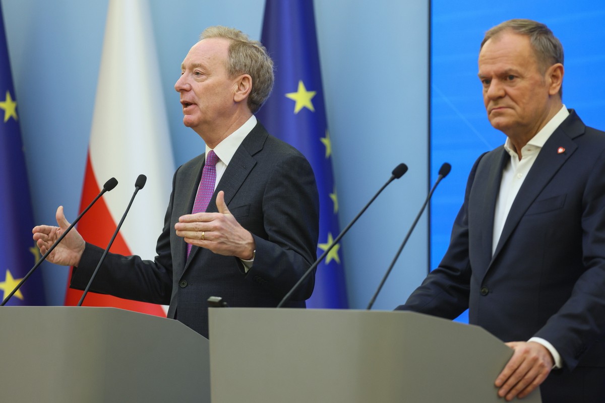 Premier Donald Tusk oraz prezydent i wiceprezes Microsoft Corporation Brad Smith podczas konferencji prasowej