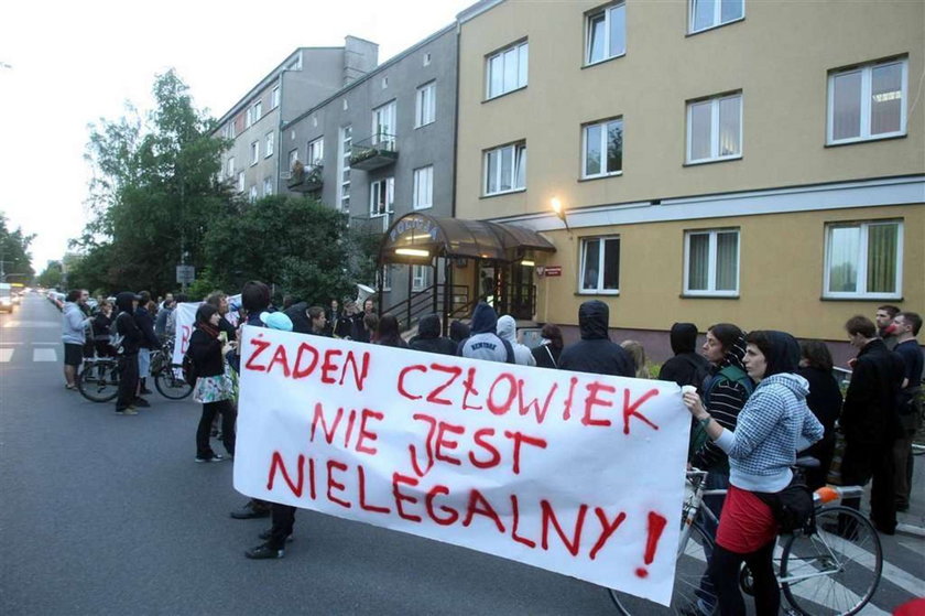 Murzyni protestują przeciw mordowaniu Murzynów pod stadionem