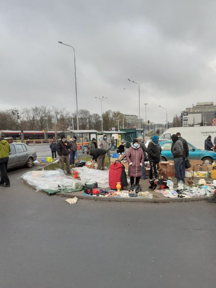 Handlarze zajmują każdy wolny skrawek chodnika