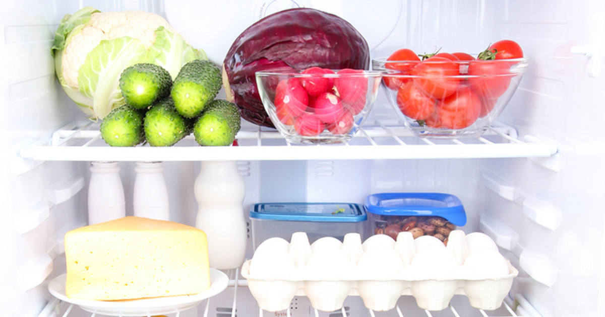 Zasady przechowywania sezonowych warzyw i owoców w lodówce. Sprawdź, jak  unikać błędów - Onet Gotowanie