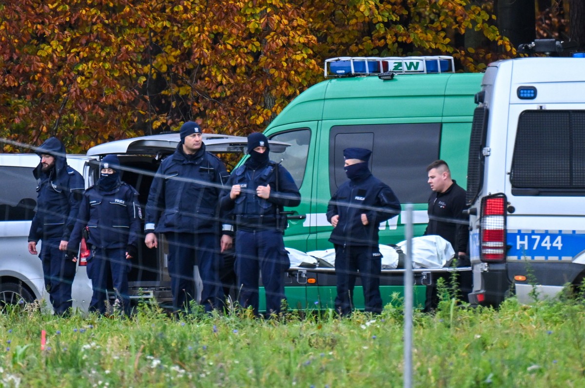 Funkcjonariusze służb transportują ciało odnalezione zbiorniku wodnym Lepusz