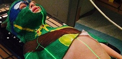 5-latek walczy z rakiem w masce żółwia Ninja