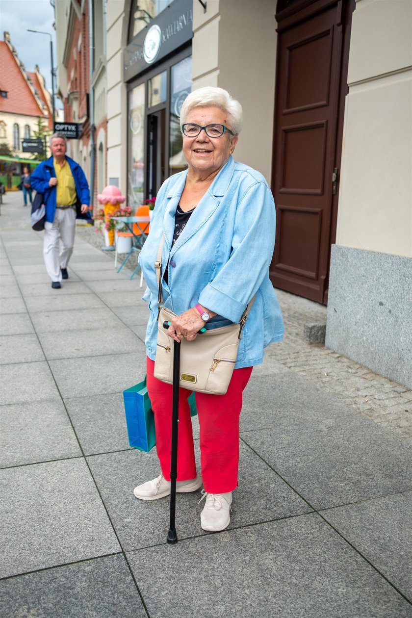 Czeka mnie operacja endoprotezy, dokucza mi biodro, to jest moje największe zmartwienie. Drożyznę bardzo odczuwam na co dzień, jest to ciężkie. Jestem sama więc muszę sobie radzić samodzielnie – mówi Mirosława (80 l.) z Poznania