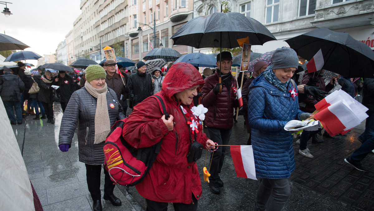 Łodzianie, uczestniczący w marszu "Łódź Niepodległa" przemaszerowali od pasażu Schillera do placu Wolności. Nie było żadnych partyjnych emblematów, choć marsz, oprócz KOD-u współorganizowała PO, Nowoczesna i SLD.