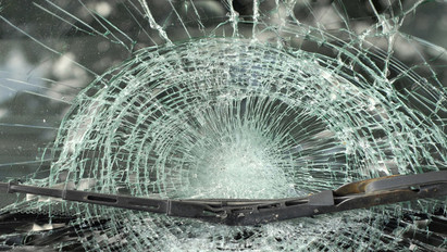 Teljes útzár: két autó rohant egymásba Vas megyében, egy ember megsérült