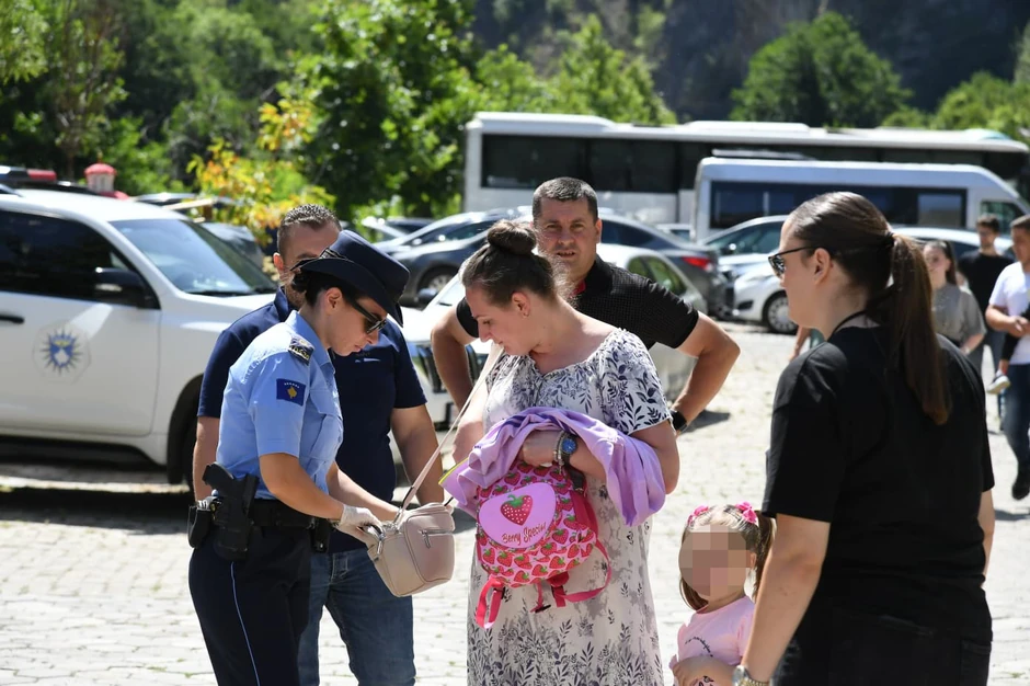 Kosovska policija pretresala vernike na ulazu u portu manastira Sveti Arhangeli 
