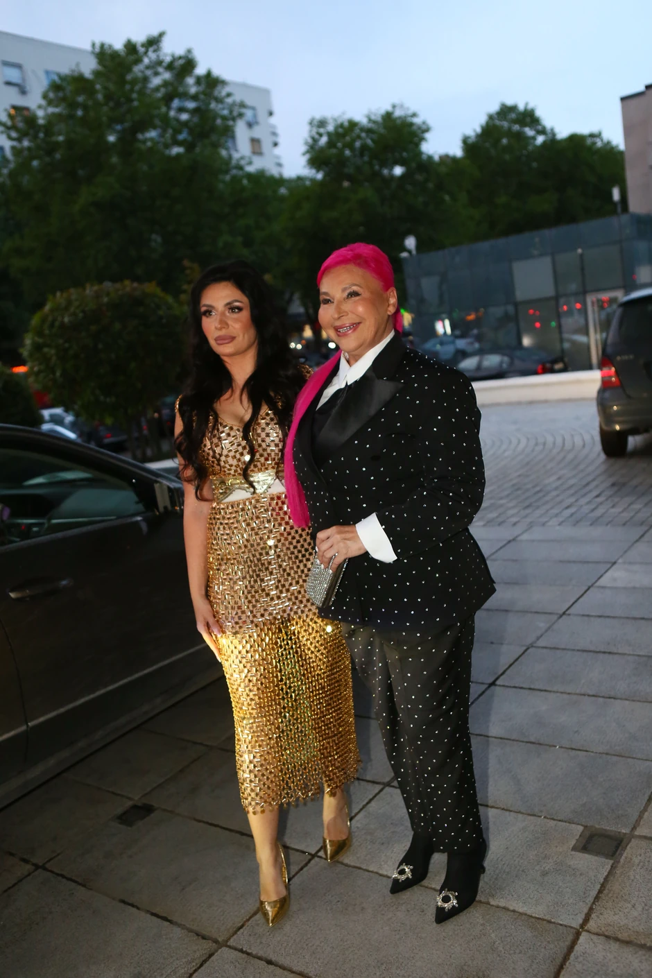 Zlata u maminoj haljini