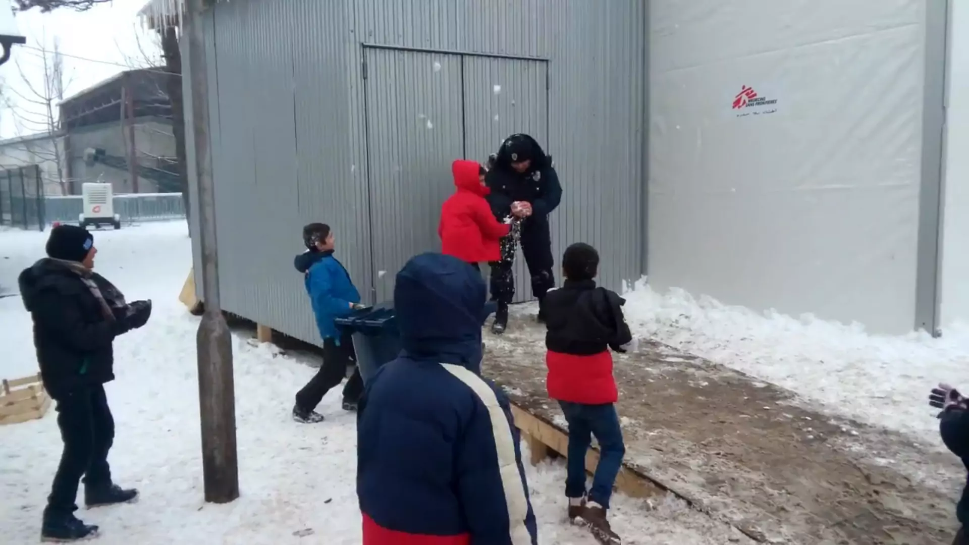Serbska policja starła się z dziećmi syryjskich uchodźców... na śnieżki!