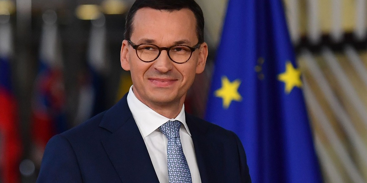 Premier Mateusz Morawiecki chwali się dodatkowymi miliardami w budżecie. I daje podwyżki.