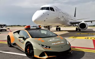 Lamborghini Huracan Evo w roli lotniskowego przewodnika