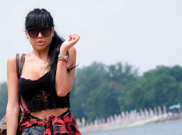 PROZVALA STANIJU DA LEPI SVOJ LOGO NA KINESKU ODEĆU, pa onda ona sama završila na SAJTU TURSKE GARDEROBE! Tijana Ajfon se oglasila