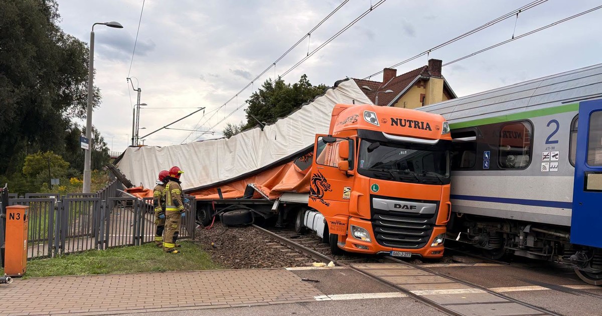 Gdańsk w szoku: TIR zderzył się z pociągiem z 300 pasażerami – wiceminister skrytykował kierowcę