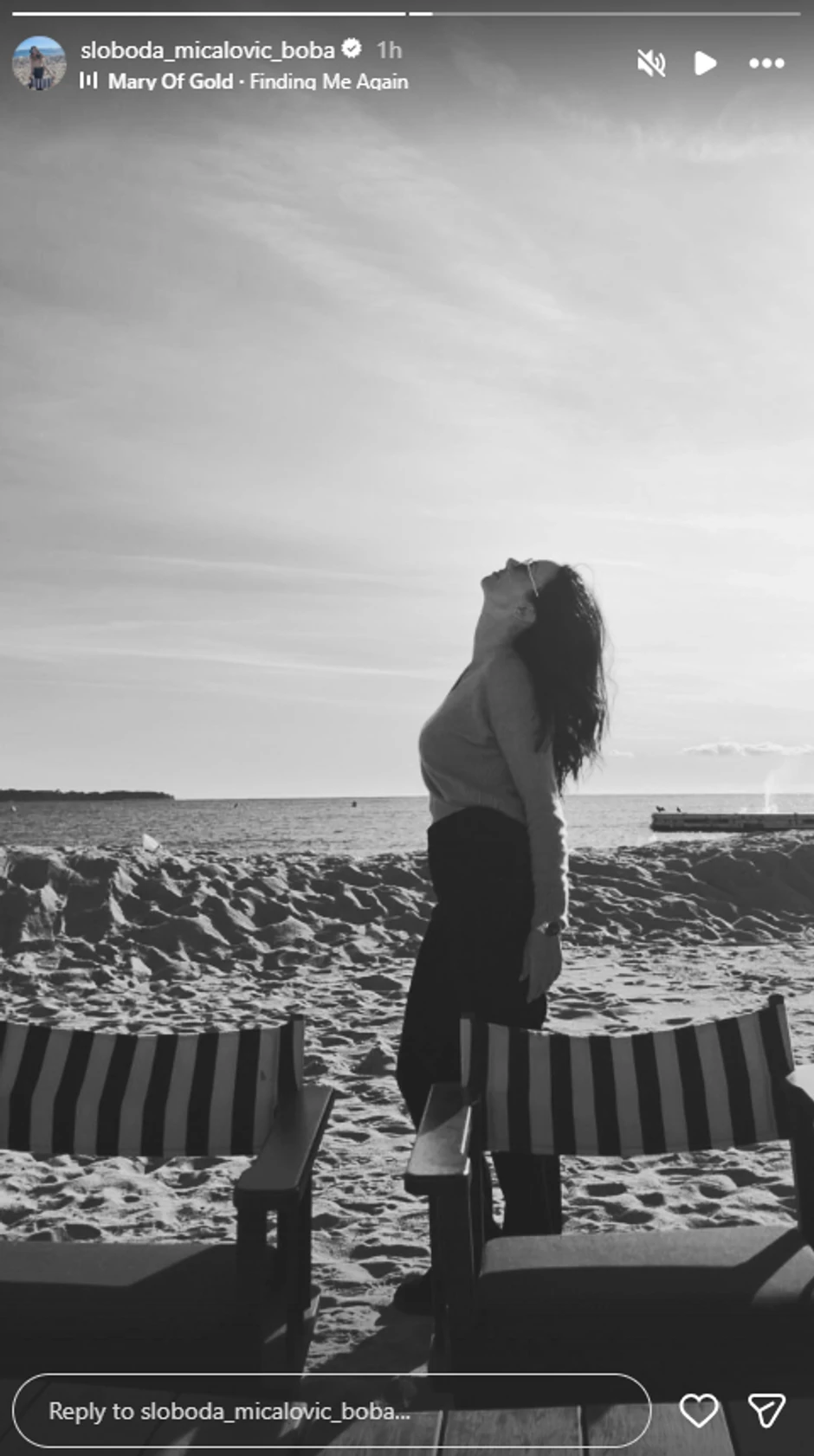 Sloboda Mićalović na plaži