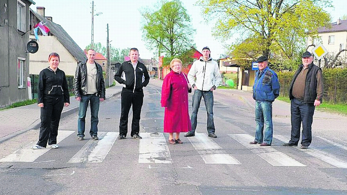 "Dziennik Bałtycki": Jak zapowiedzieli, tak zrobią. Mieszkańcy Trzebielina zablokują drogę krajową nr 20. To protest w związku z brakiem remontu odcinka wiodącego przez wieś Trzebielino.