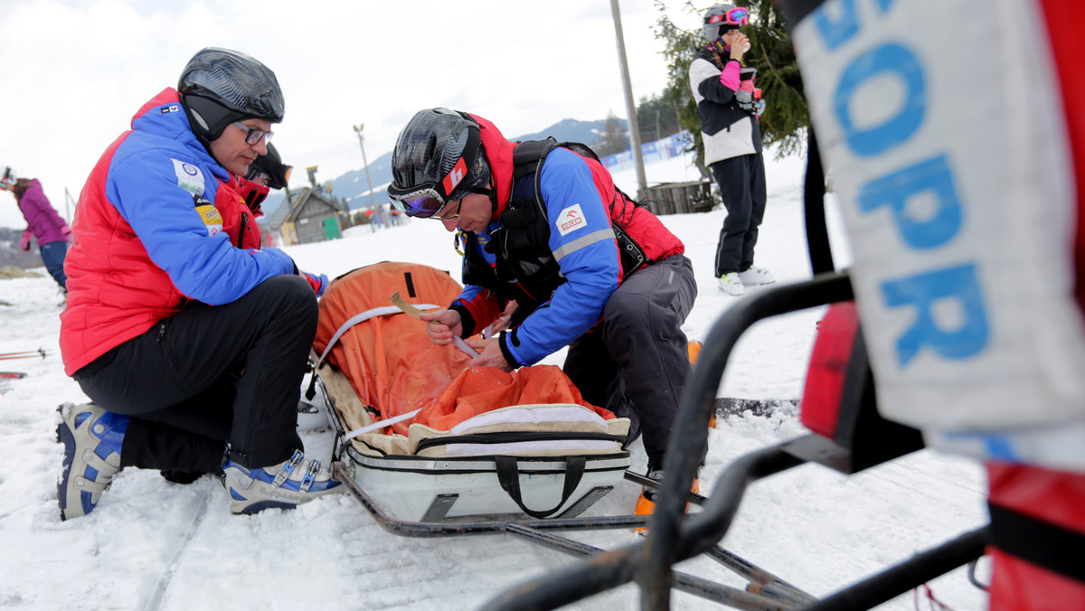 Ponad 1,9 tys. działań ratowniczych podjęli goprowcy w ostatnim sezonie zimowym w Beskidach. Zdecydowana większość – ponad 1,7 tys., to wypadki narciarzy na stokach – wynika ze statystki przygotowanej przez ratownika GOPR ze Szczyrku Szymona Wawrzutę.
