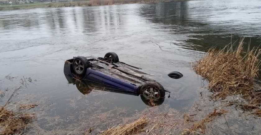 Dramat nad rzeką. W zatopionym samochodzie znaleziono zwłoki