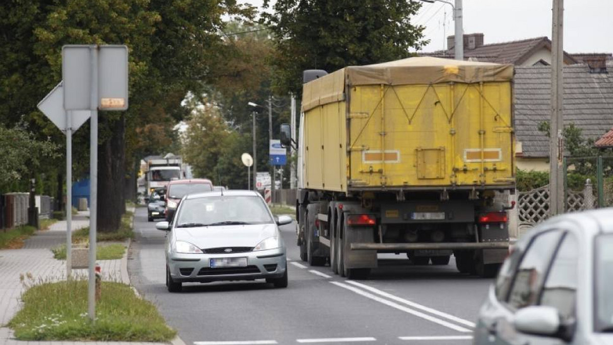 Samochody o masie powyżej 5 ton muszą już inaczej jeździć przez opolskie Zaodrze. Na tej zmianie powinni skorzystać przede wszystkim mieszkańcy takich ulica Hallera, Domańskiego i Partyzanckiej.