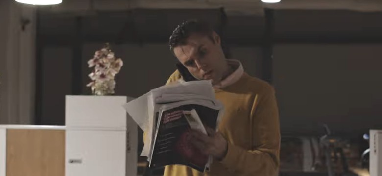 Marcin Januszkiewicz z interpretacją "Mniej niż zero". Zobacz teledysk