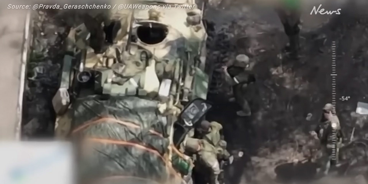 Rosyjski żołnierz wystawił środkowy palec w kierunku ukraińskiego drona. Szybko tego pożałował. 