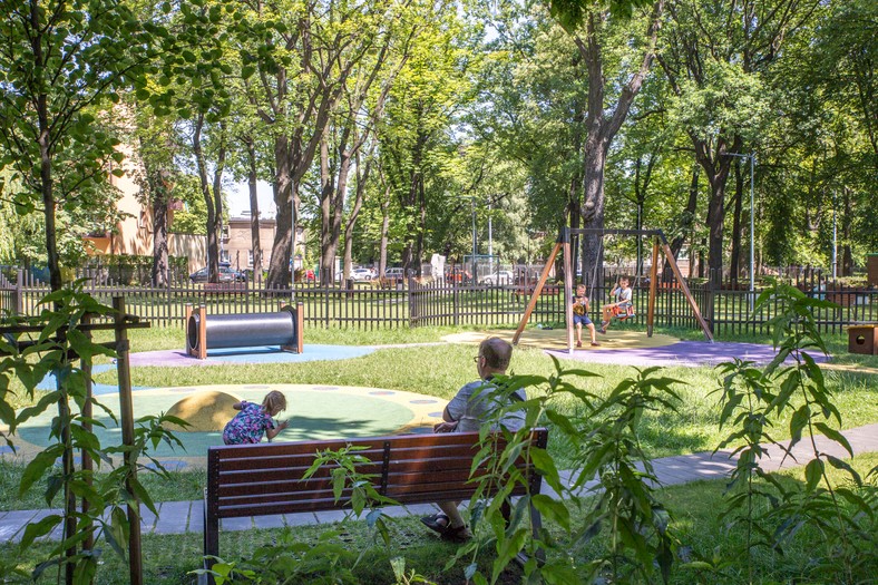 Place zabaw z naturalnym cieniem zieleni cieszą się ogromną popularnością maluchów i ich rodziców