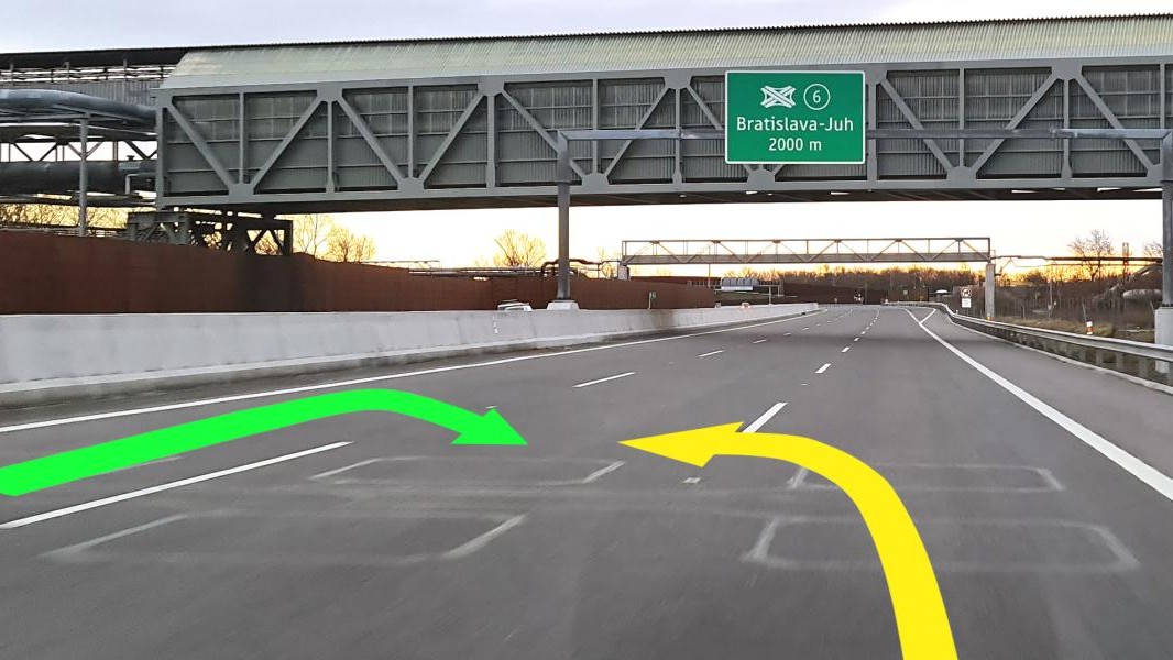 Kto má prednosť v takejto situácii na diaľnici? Zákon o cestnej premávke odpovedá jednoznačne.