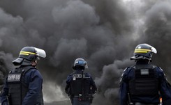 Fala protestów zalewa Francję. Bójki z policją, eksplozje, płonące pojazdy