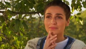 Mona u Selo gori, a baba se češlja