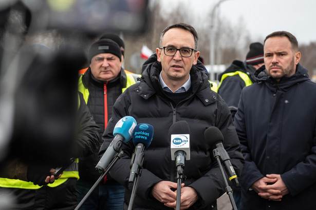 Minister infrastruktury Dariusz Klimczak podczas spotkania z protestującymi przewoźnikami na drogowym przejściu granicznym w Dorohusku