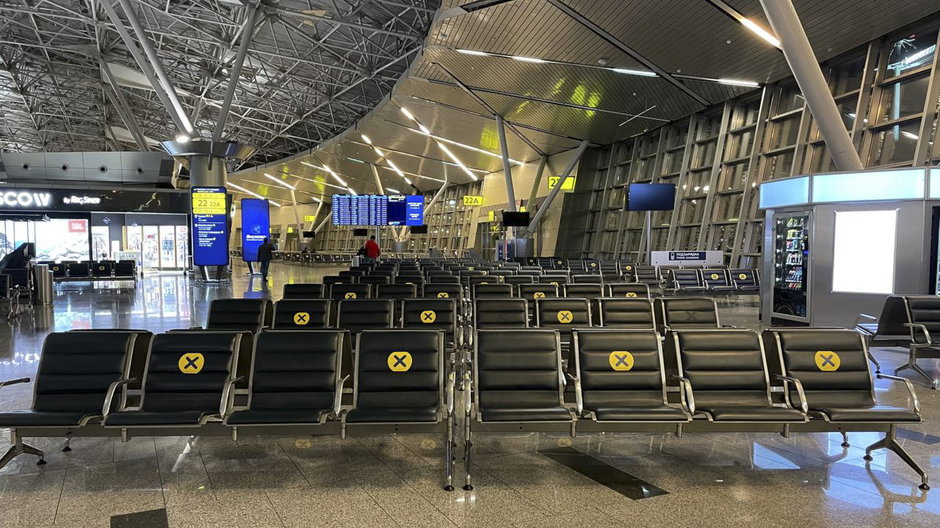 Puste lotnisko Vnukovo w Moskwie, po tym, jak kraje zachodnie zamknęły swoją przestrzeń powietrzną dla Rosji w związku z atakami na Ukrainę, 13 marca 2022 r.