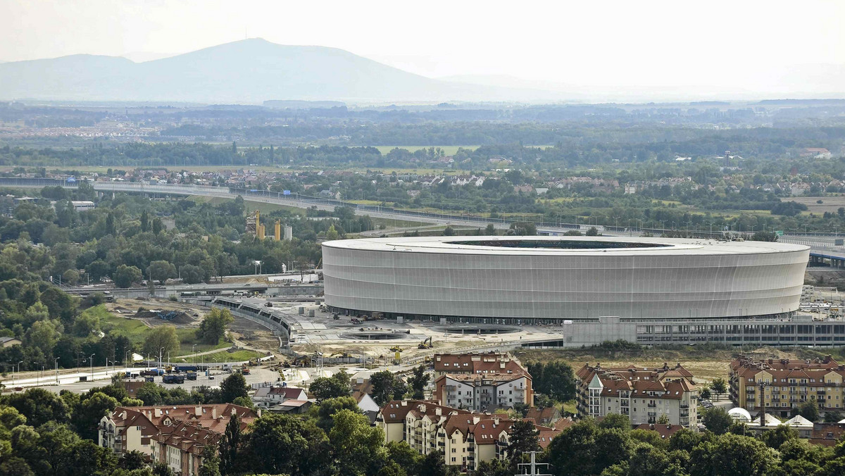 Władze Śląska Wrocław walczą, by w piątek mecz z Lechią Gdańsk z trybun nowego stadionu obejrzało 43 tysiące ludzi.