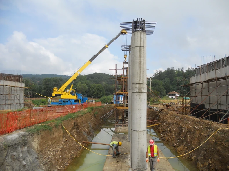 Izgradnja stubova budućeg mosta