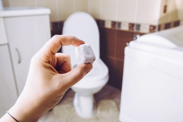 Ha a cukor használata nem tűnik megfelelőnek, számos más természetes tisztítószer is rendelkezésre áll. A szódabikarbóna és az ecet kombinációja például régóta bevált módszer a lerakódások és a kellemetlen szagok eltávolítására. Az ecet savas hatása segít feloldani a vízkövet, míg a szódabikarbóna enyhe súroló hatása segít eltávolítani a makacs szennyeződéseket. Ezenkívül a citromsav is kiváló vízkőoldó hatással bír, és friss illatot kölcsönöz a fürdőszobának.
