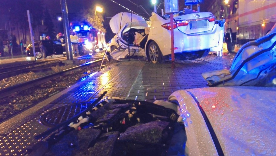 Poseł PiS Zbigniew Girzyński miał wypadek. Na zdjęciu rozbita toyota polityka