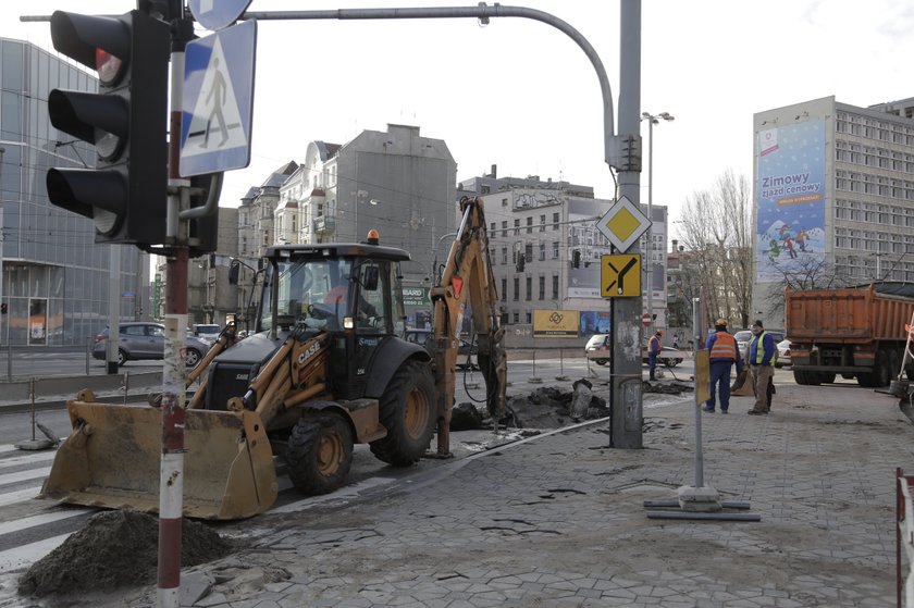 Naprawa zniszczonej przez awarię wodociągową nawierzchni Oławskiej we Wrocławiu