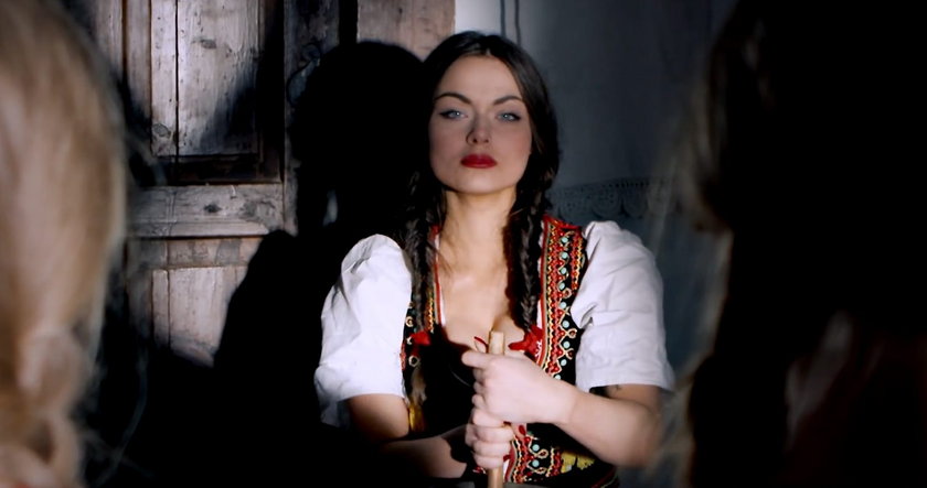 Luxuria Astaroth ubija masło w klipie "My Słowianie"