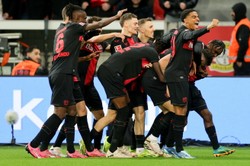 Dziurawe ręce bramkarza FSV Mainz. Bayer wygrał po jego fatalnym błędzie [WIDEO]