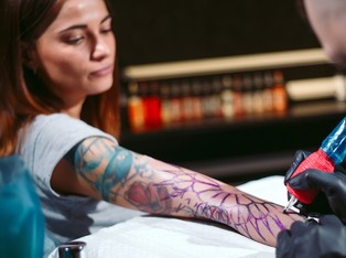 Groźne bakterie w tuszach do tatuaży. Mikrobom służą warunki panujące w skórze