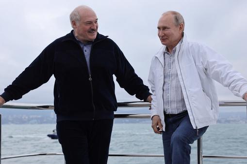 Alaksandr Łukaszenka i Władimir Putin podczas rejsu po Morzu Czarnym, 29 maja 2021 r.